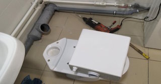 Установка напольного унитаза в Беслане: монтаж под ключ от СантехДомБсл от 5117 рублей.